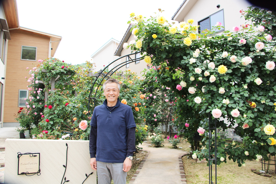 花と共に心豊かに<br>溝尻の谷田さん・未経験から始めたバラ栽培<br>50種60本　色とりどりの花園<br>花愛でる人の憩いの場に