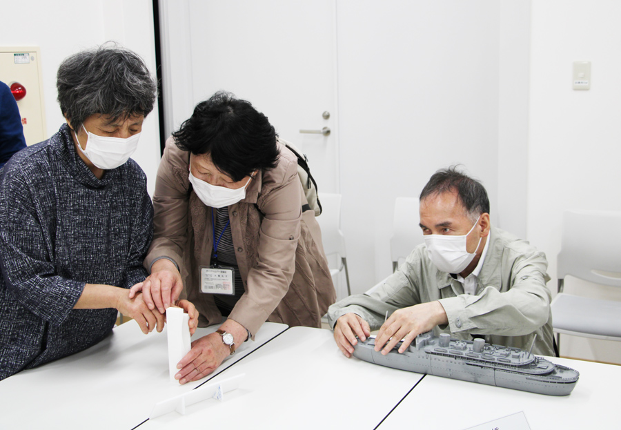 舞鶴引揚記念館<br>視覚障害者の４人が来館<br>高専生寄贈の３D模型を活用