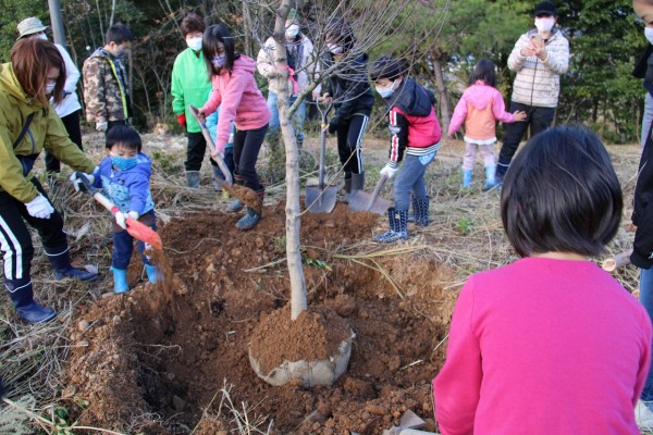 植樹で育む郷土愛 -多門院地区で恒例の植樹祭-
