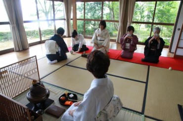 天空の茶席で一服 ～舞鶴自然文化園「椿山荘」で月一回