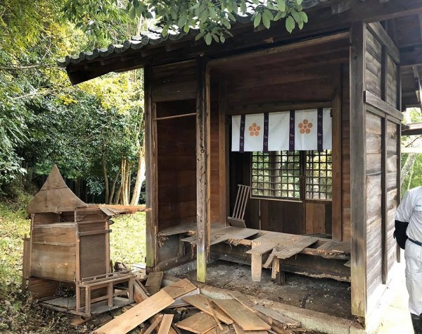 秋葉神社でクマ被害～社が無残に破壊