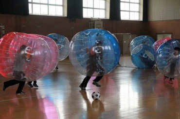 バブルをまとい はじけ飛べ～北欧生まれの珍スポーツ「バブルサッカー」当地上陸