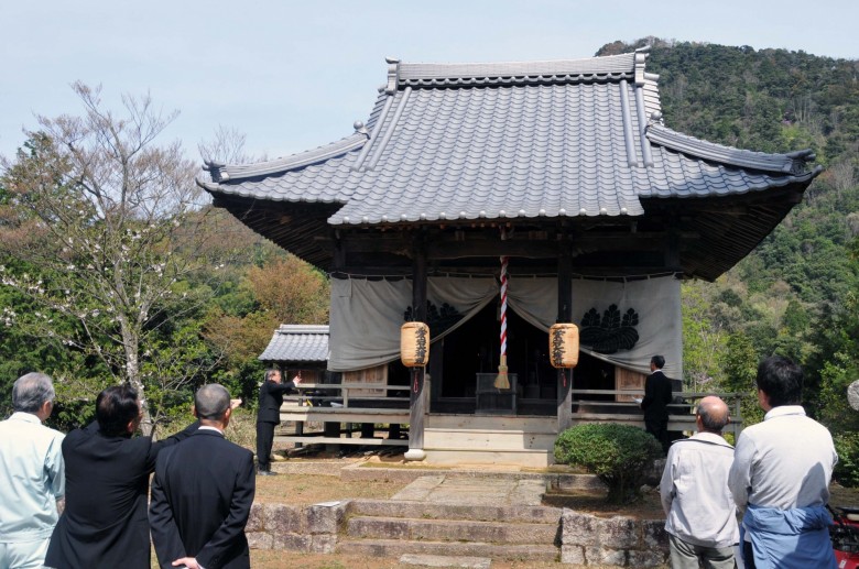 泉源寺の愛宕神社 一部古い瓦残し屋根瓦ピカピカに【舞鶴】
