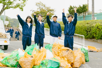 今年もつつじの季節。青葉中学校生徒が清掃活動。【舞鶴】