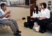 引き揚げを全国の高校生へ　東高の荒木さんと坂口さん　研究大会で発表　米国での署名活動を報告　抑留体験者から聞き取りも【舞鶴】
