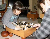 7歳の棋士の卵 囲碁に夢中　西まいづる囲碁クラブ　中筋小1年の上林澪さん　毎日通い対局 9級の棋力に【舞鶴】