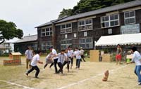 木造校舎に地域結ぶアサガオ 日比野さんのアートプロジェクトで苗植え 旧丸山小でサッカーも 種のボールと船のゴールで【舞鶴】