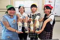 醸造所の橋本さんと 父に感謝！どぶろく贈る高校生4人、魅力学びながら仕込む【舞鶴】