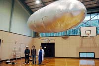 舞鶴高専電子制御工学科5年生・伊福さんと赤松さん 卒業研究の飛行船快調に飛ぶ、改良重ね試作機第3号【舞鶴】