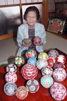 竹村さん（南田辺）が花手まり作りを楽しむ 誕生日の6月20日、米寿祝い家族が作品展贈る 【舞鶴】