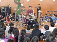 京フィルが指導 ドラムセットでビートを学ぶ 志楽小4年生　体を使った演奏に挑戦【舞鶴】