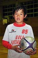 南米でサッカー武者修行 竹辺くん（朝来小3年） 父の母国パラグアイで プロクラブのＵ―10でキャプテン ＭＦで得点決め準優勝に貢献【舞鶴】