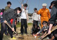 震災の記憶　忘れない 舞鶴学園卒園の6人ら 復興願い希望リンゴ植樹【舞鶴】