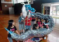 10月17日、由良川元気サミットで 与保呂小5年生たち、ダイナミックな蛇踊り披露 地元の蛇切岩伝説もとに　龍をモデルにした大蛇を住民と児童で合作【舞鶴】
