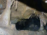 石柱などがある鍾乳洞内部