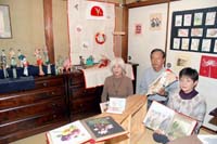 趣味に生かされた母偲ぶ 白井淑子さんの遺作品 家族らが市場の「こもれび」で展示 車椅子生活を送る中 人形、布絵、絵手紙など創作【舞鶴】