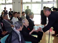 「安岡園」開設50周年記念敬老式典 100歳の藤村さんに知事から祝い状と記念品【舞鶴のニュース】