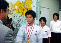 スポーツの全国大会で優勝した市内の中学生3選手に府教委から記念メダル 【舞鶴のニュース】