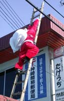 西神崎の竹内酒店屋根にサンタクロース 女性らが手作り、夜はライトアップ【舞鶴】