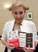 英会話教室主宰の鷲田さん カード教材のブック版を出版【舞鶴】