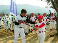 憧れの元プロ野球選手が小学生指導 日本ハム「ジュニア野球教室」【舞鶴】