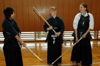 東高、オーストラリアと米国の女子留学生 2人が剣道で交流の輪、日本文化学ぶ【舞鶴】