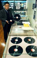 戦時中の米国兵娯楽のSPレコード「Vディスク」 市政記念館で展示、館内にジャズの曲流れる【舞鶴】