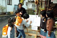 京月東町の谷田さん、自宅前に掲示板 小学生ら下校時に立ち寄りクイズなど【舞鶴】