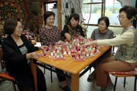 京都生協の手芸グループが手作りフクロウ 12月の「はげますつどい」で被爆者へ【舞鶴】