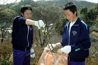 桜シーズンを前に共楽公園清掃 和田中の1・2年生113人【舞鶴】